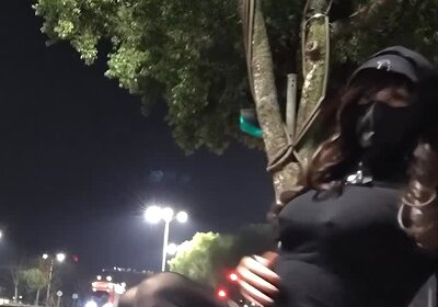 十字路口,货车等红灯,趁机赶紧自插露出拍一下。