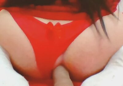 Sentando com Calcinha Vermelha