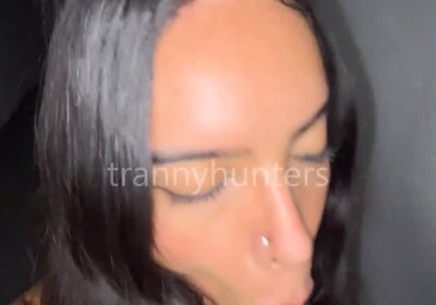 She came to give me a blowjob secretly in the garage in the early morning.