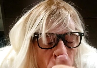 Sandy rides a cock and takes a facial