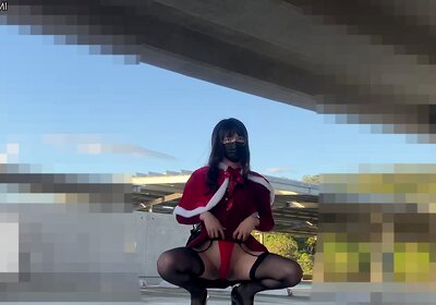 HA107Haku is using a huge dildo to thrust into anal on Christmas Day!