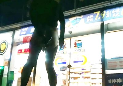 便利店变装裸露下体购物