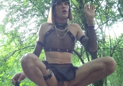 👑Une salope dans un bosquet à la recherche de morsures. Exposition Forêt de Sénart Brunoy