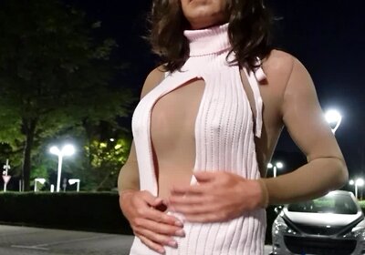 In tan Jumpsuiet on tour