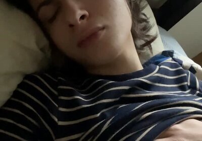 natural beauty solo in bed (cum at 4:07)