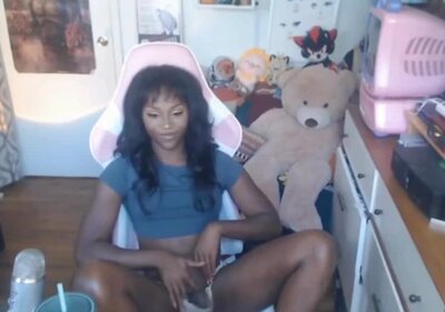Erotic solo by a black tranny