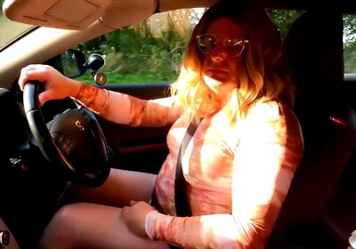 Crossdresser Kellycd2022 out for a drive down the lanes