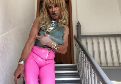 fat ugly dumpcum Blondchen  posiert in zu enegn Leggings