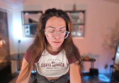 la tipa buenota de lentes