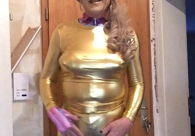 Elke public in tight Leggings