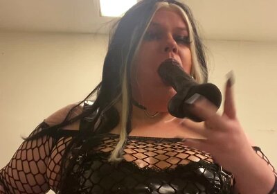 Sissy cd sucking her dildo