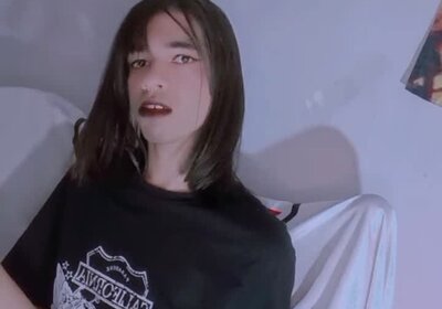 Carlezinha — Puta TRANS nua rebolando de cropped, com pica dura escapando calcinha, pingando