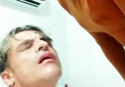 Marcelohard leva porra na cara da travesti Emily Britto