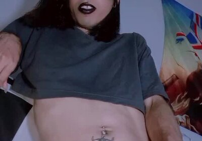 A Carles— Gata pauzuda mulherão safada de cropped, rebolando nua mostrando a rola dura pisca