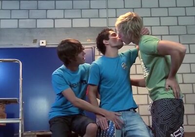 Fun with Friends Wild Cock Sucking Threesome