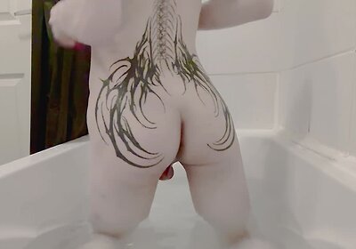 Stretching my bussy with dildo in the bath