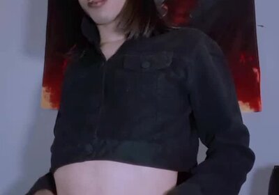 Carlezinha — Pernas abertas nua, masturbando a pica com gemidinhos