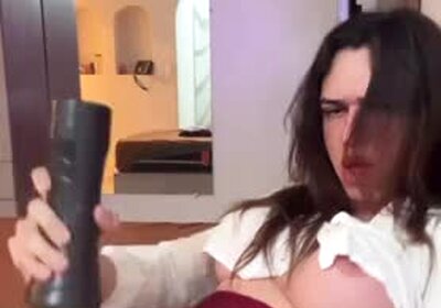 Gata gostosa e com um pau delicioso